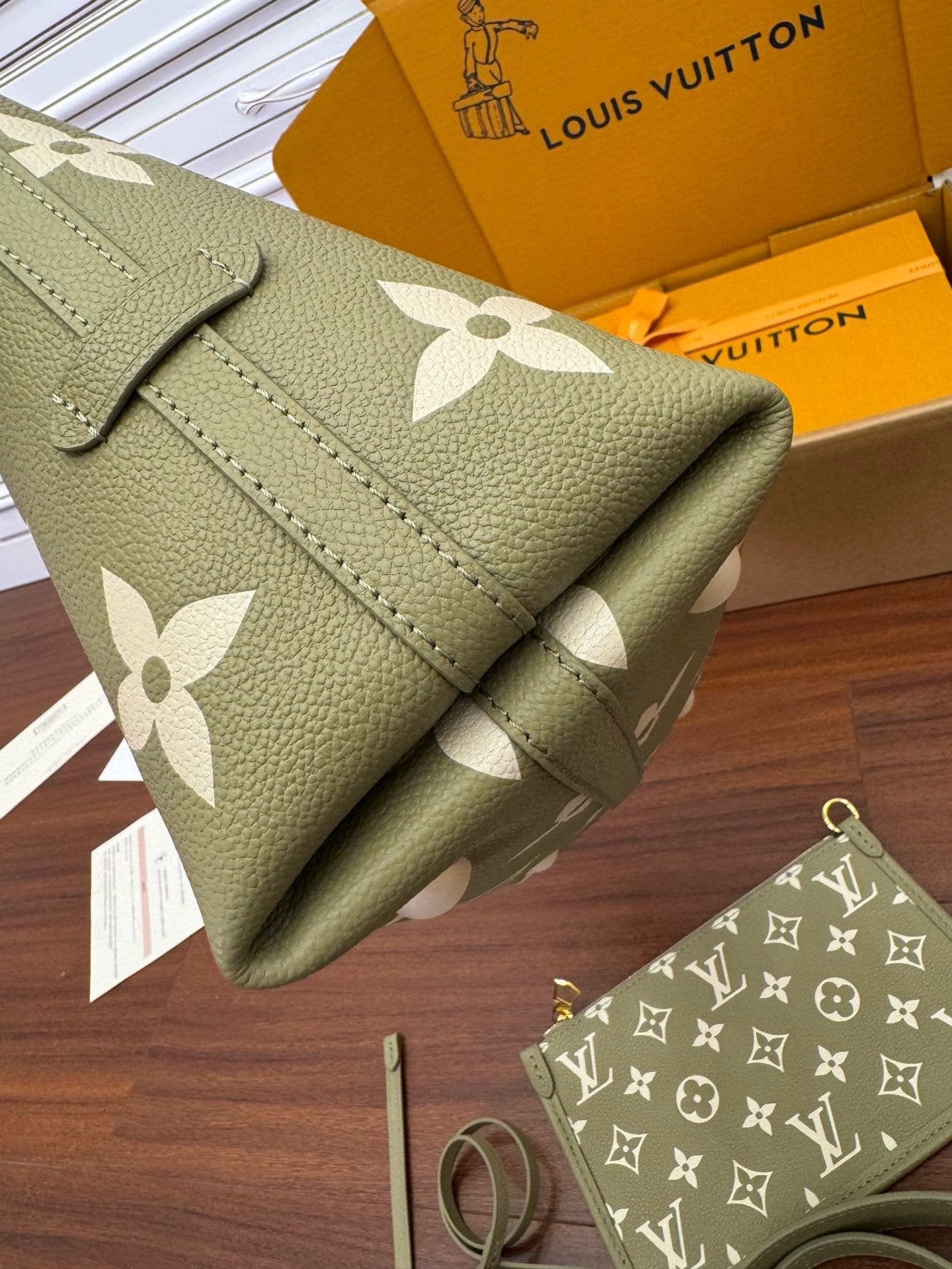 Louis Vuitton M46672 CarryAll PM