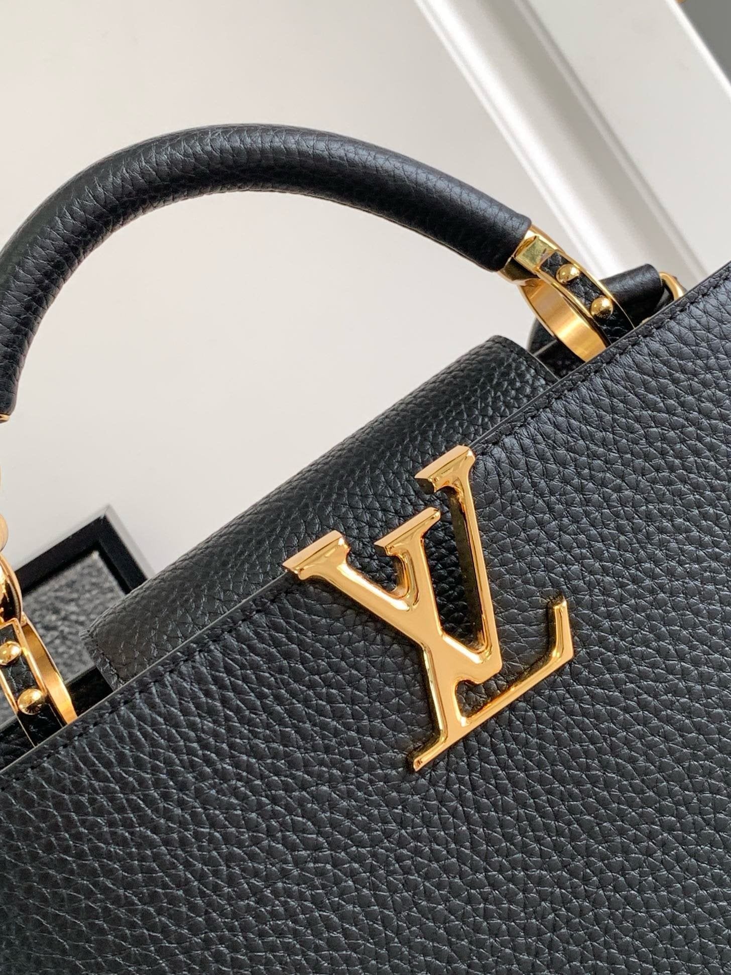 Louis Vuitton M24698 Capucines BB