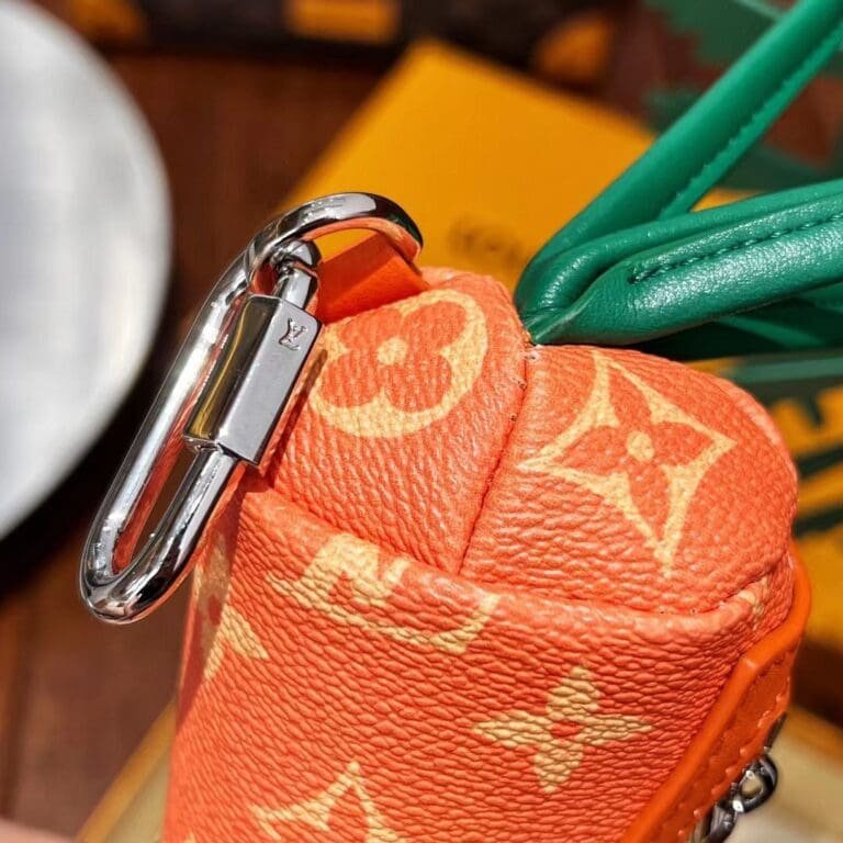 Louis Vuitton Carrot pouch M80851