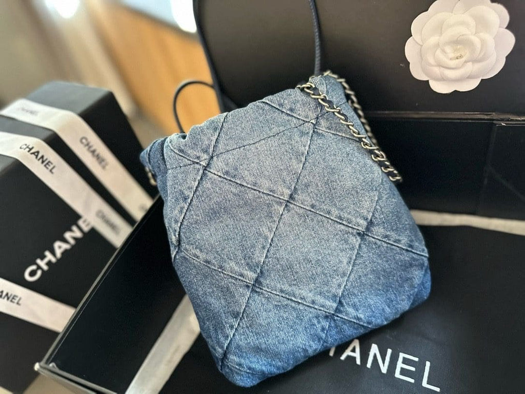 CHANEL 22 mini handbag