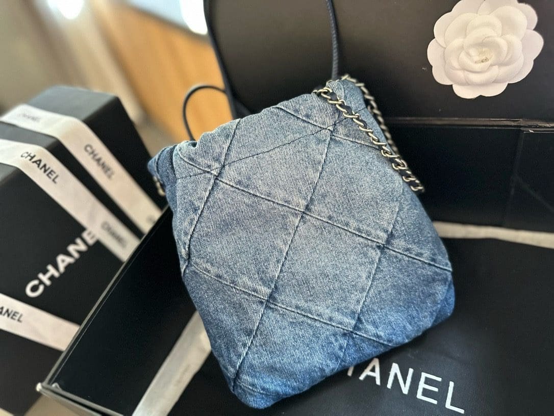 CHANEL 22 mini handbag