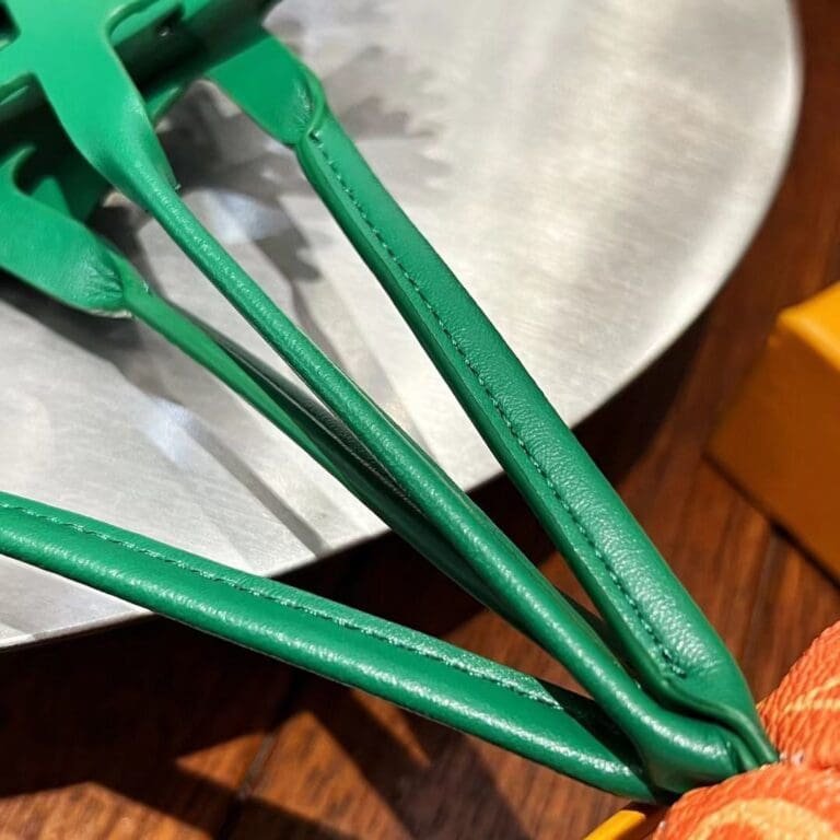 Louis Vuitton Carrot pouch M80851