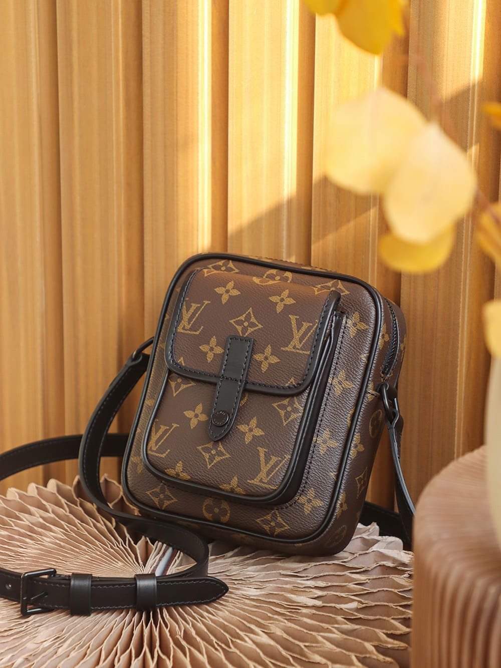 Louis Vuitton M69404 Christopher Wearable Wallet
