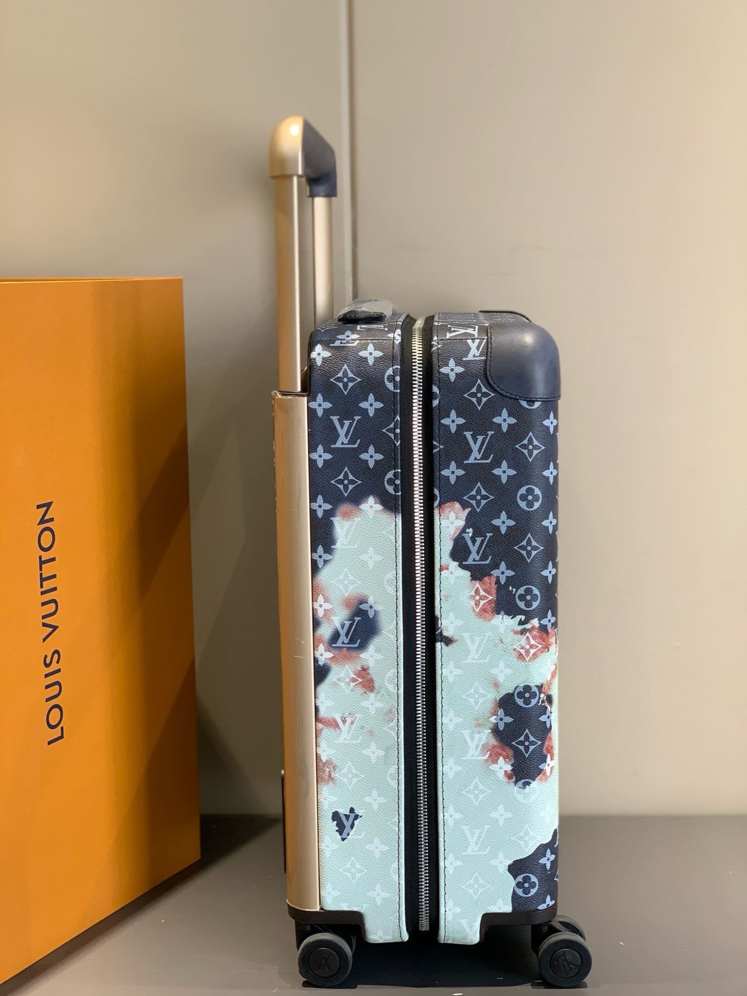 Louis Vuitton M10289 Horizon 55
