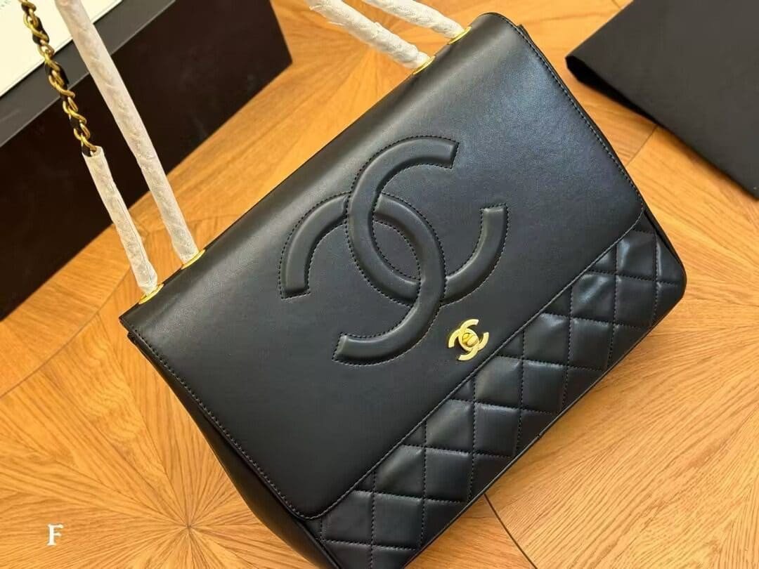 CHANEL 1992 shoulder bag with flap top