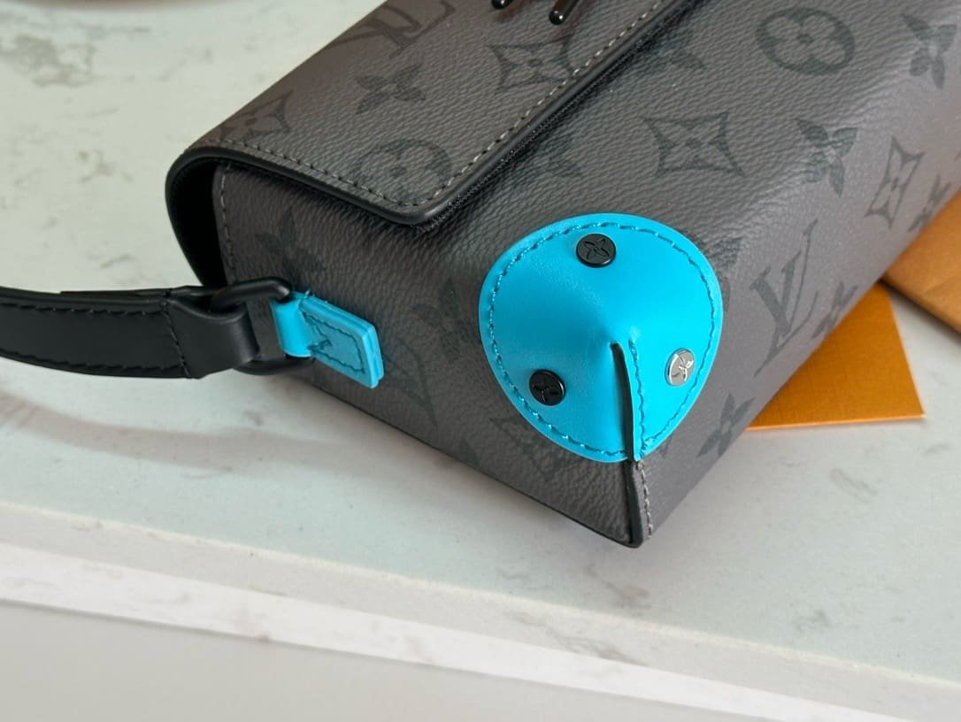 Louis Vuitton M11496 Steamer Wearable Wallet