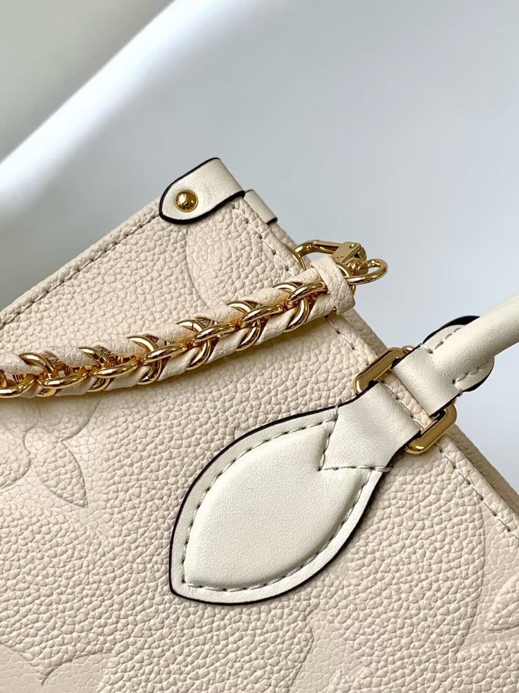 Louis Vuitton M23698 OnTheGo East West