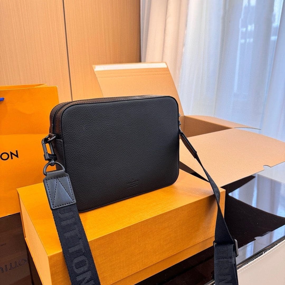 Louis Vuitton M22482 Fastline Messenger