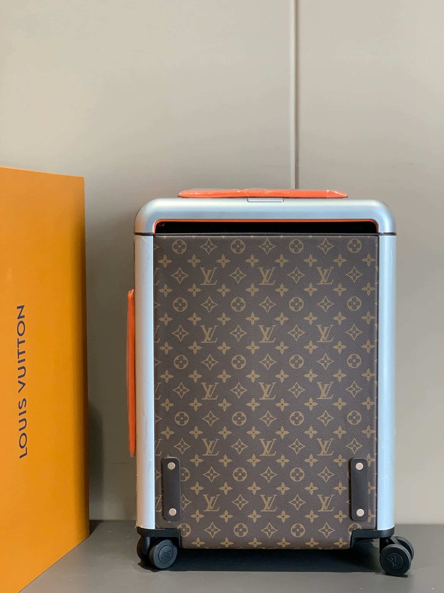 Louis Vuitton M46777 Horizon 55
