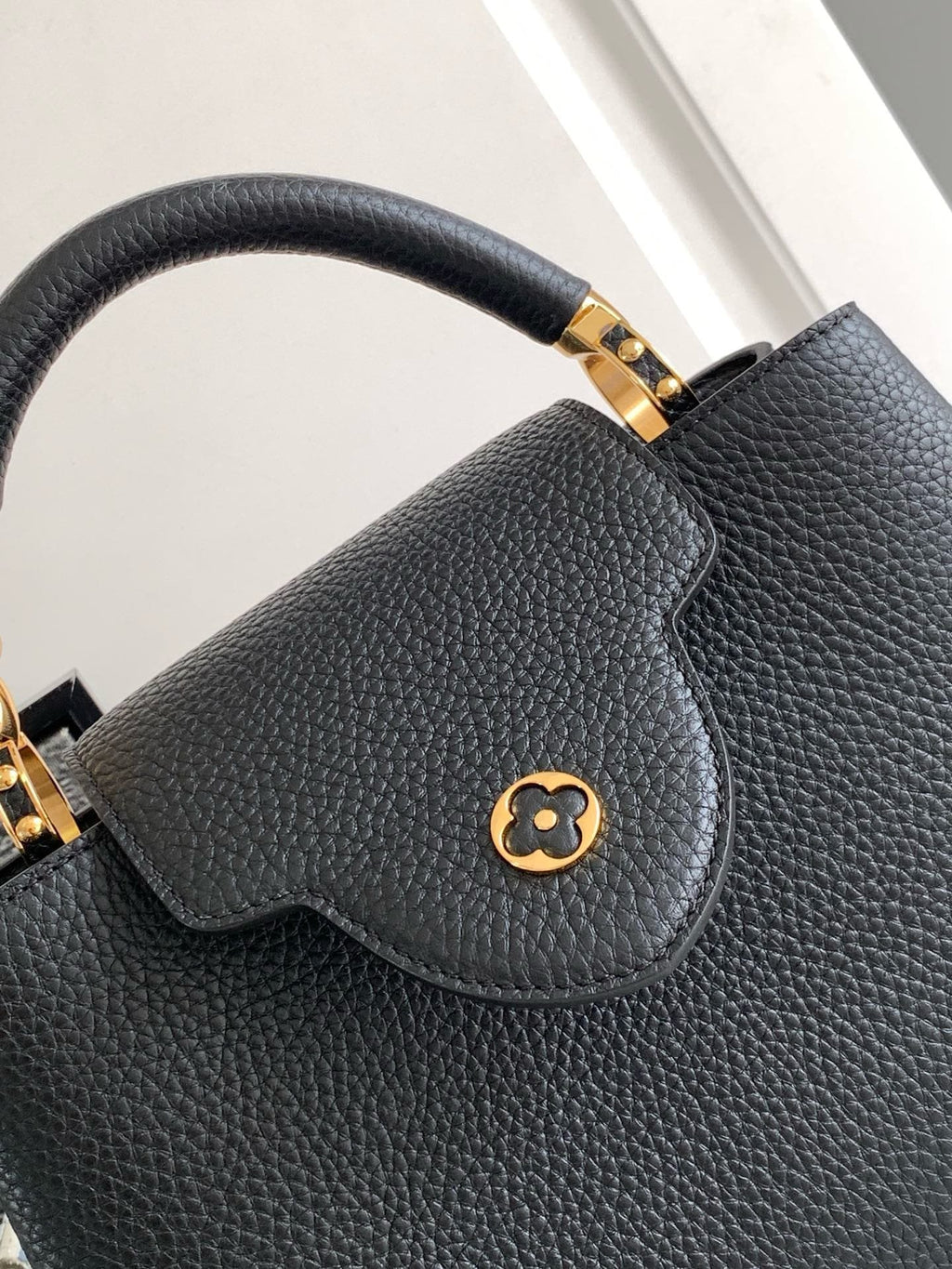 Louis Vuitton M24698 Capucines BB