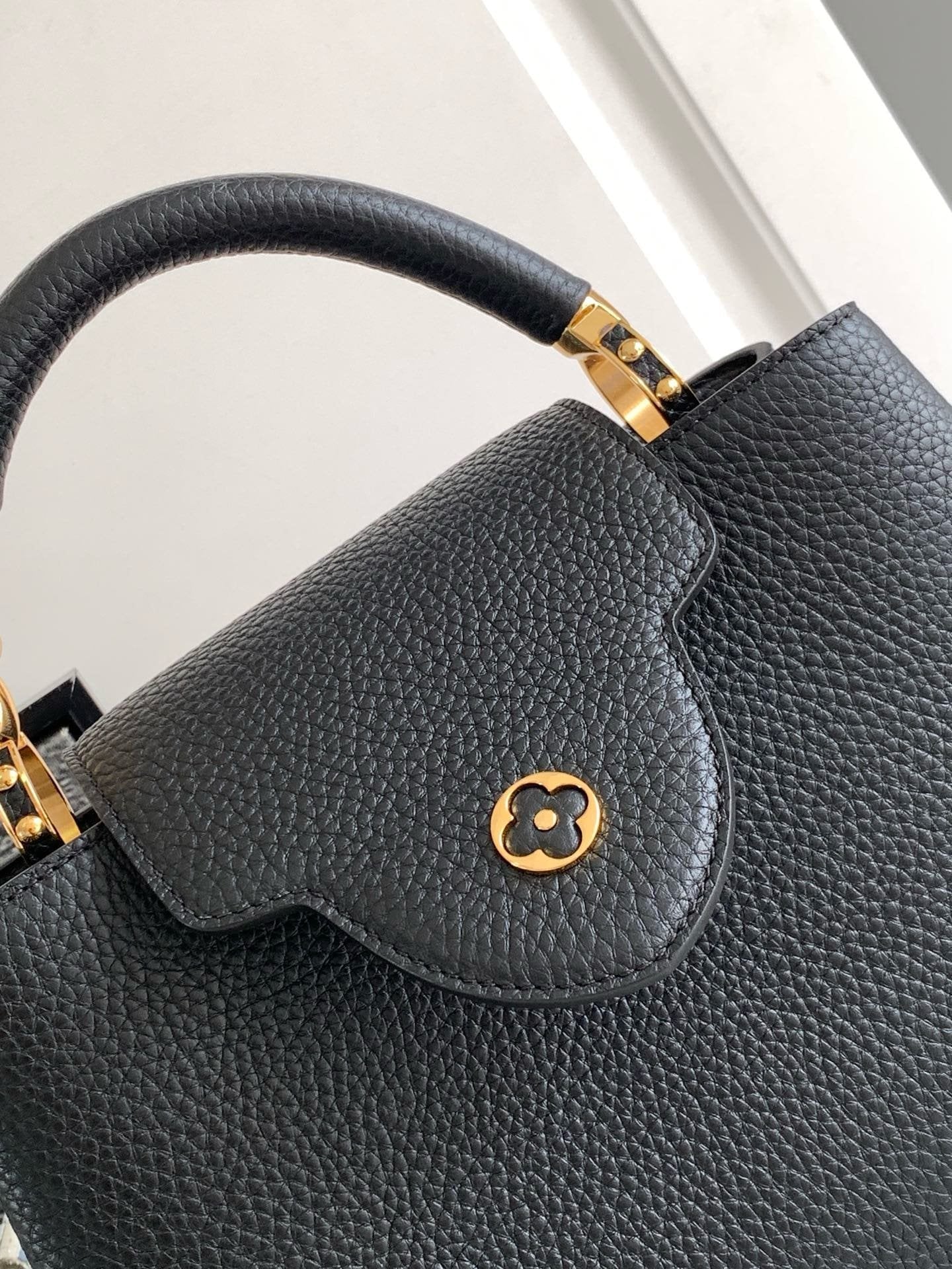 Louis Vuitton M24698 Capucines BB