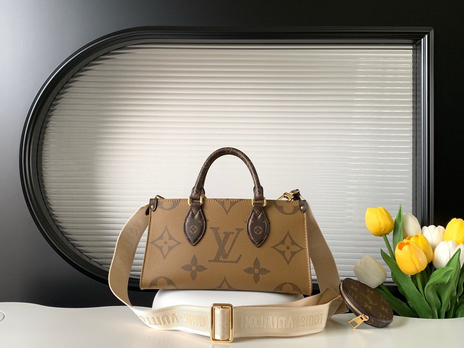 Louis Vuitton M46653 OnTheGo East West