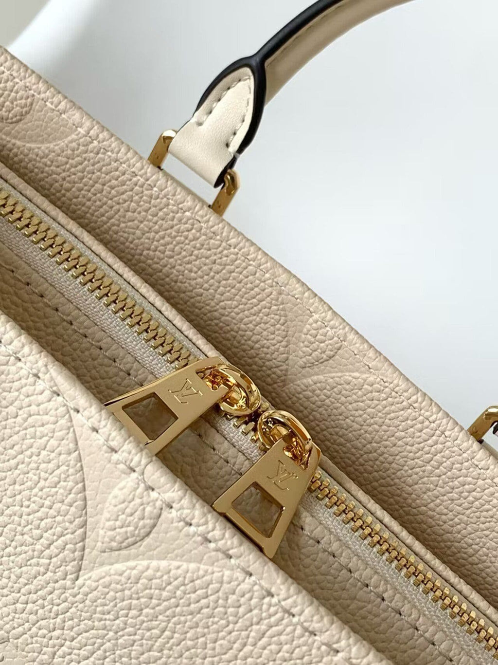 Louis Vuitton M23698 OnTheGo East West
