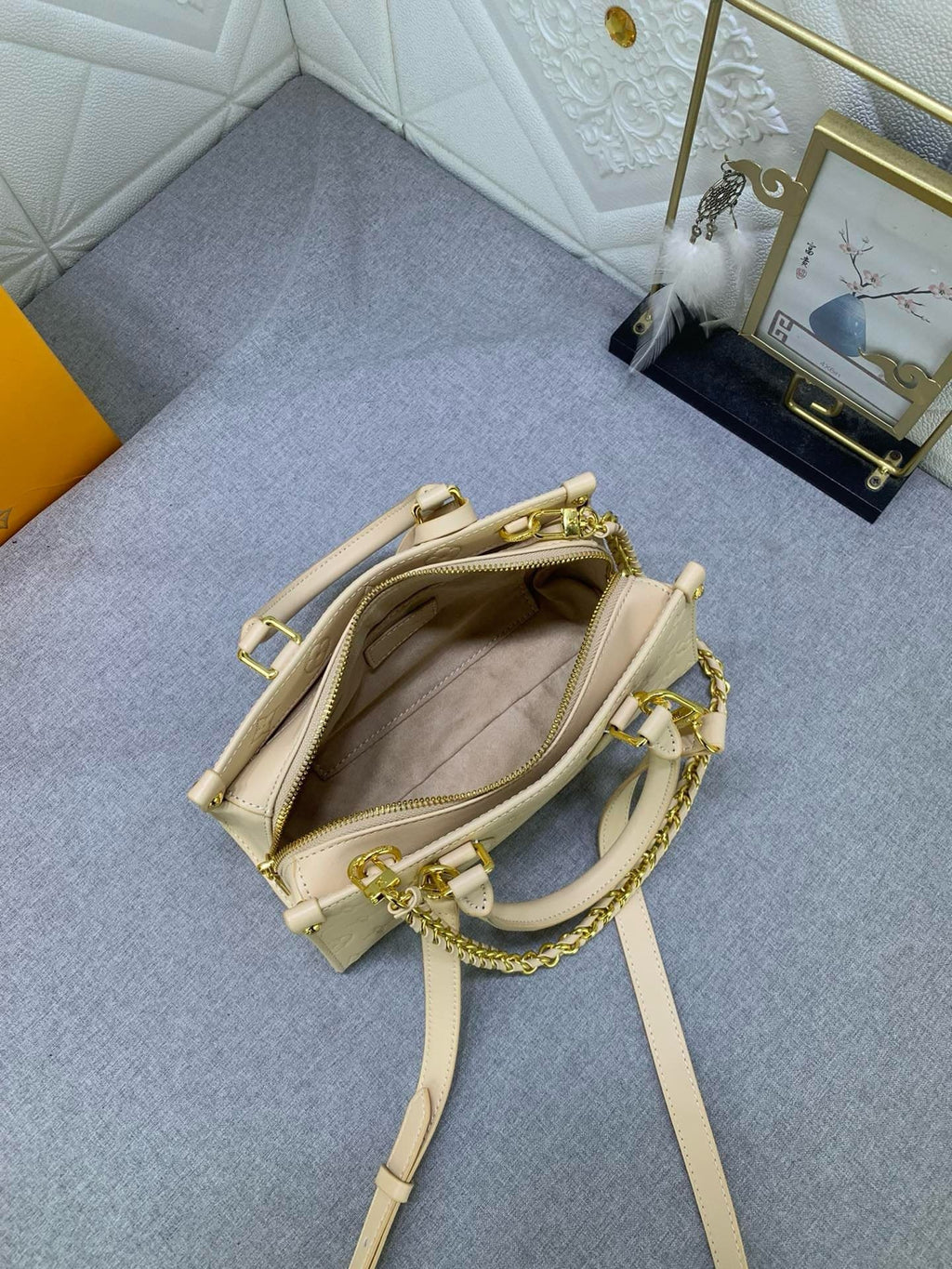 Louis Vuitton M11273 OnTheGo East West
