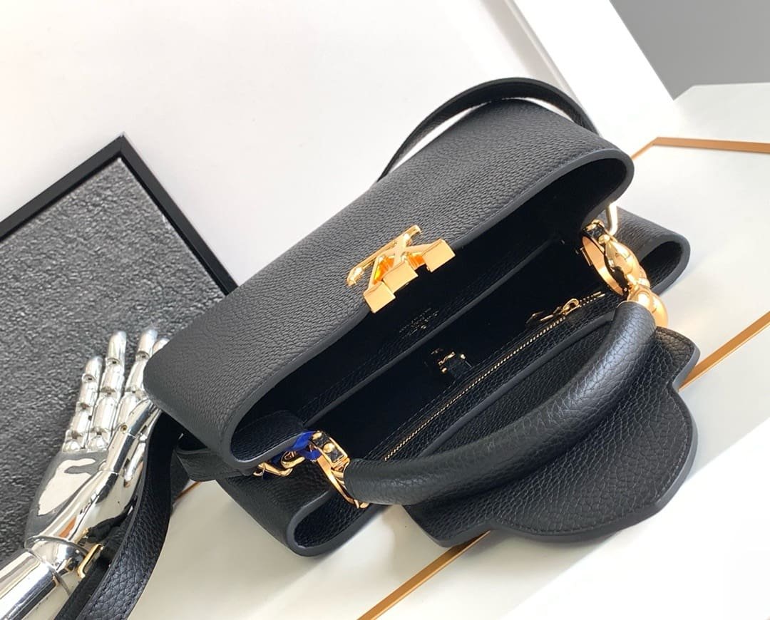 Louis Vuitton M24698 Capucines BB