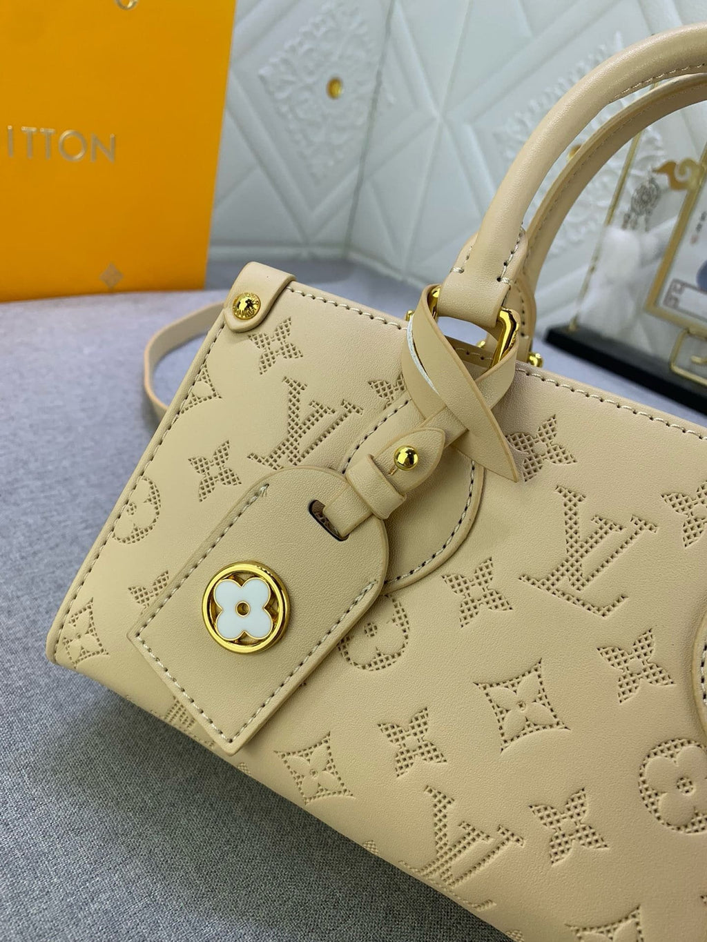 Louis Vuitton M11273 OnTheGo East West