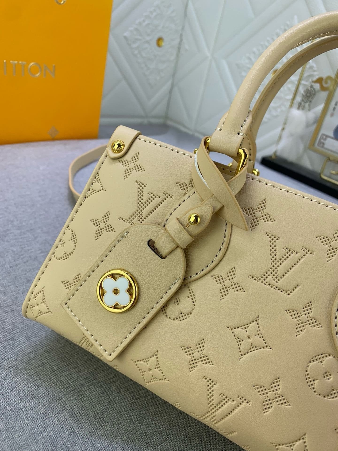 Louis Vuitton M11273 OnTheGo East West