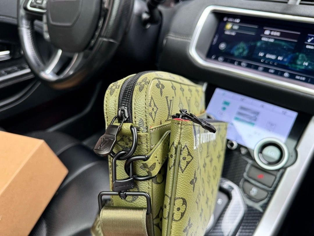 Louis Vuitton M23783 Trio Messenger