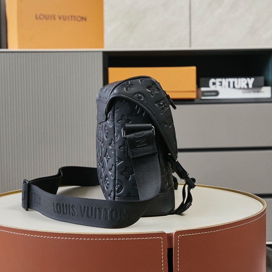Louis Vuitton M25121 Messenger Voyager PM