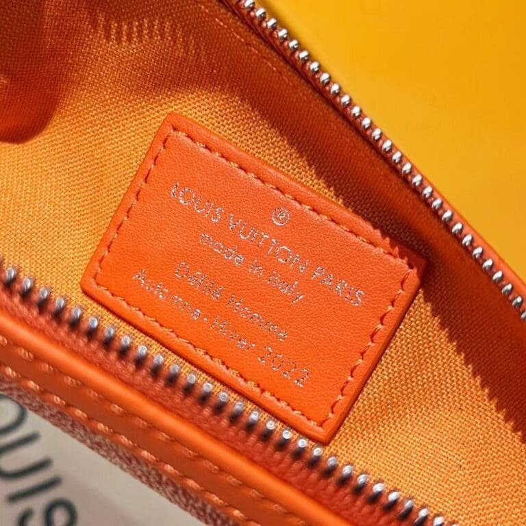 Louis Vuitton Carrot pouch M80851