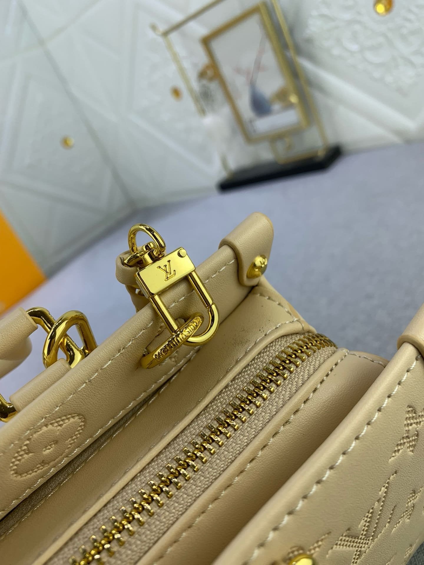 Louis Vuitton M11273 OnTheGo East West