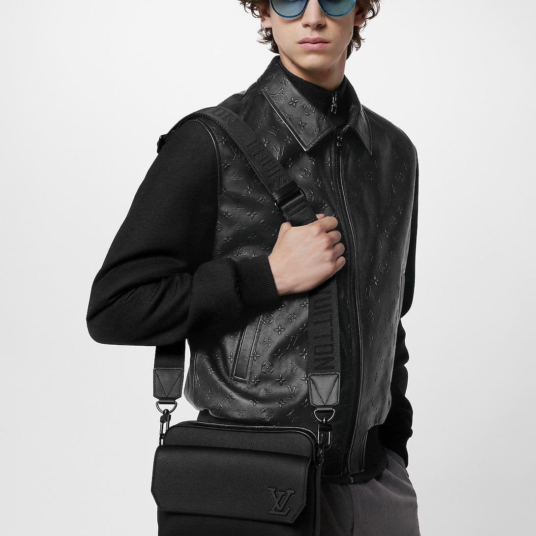 Louis Vuitton M22482 Fastline Messenger