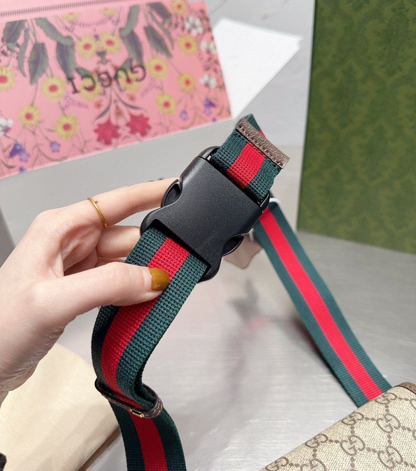 GUCCI NEO VINTAGE GG SUPREME BELT BAG