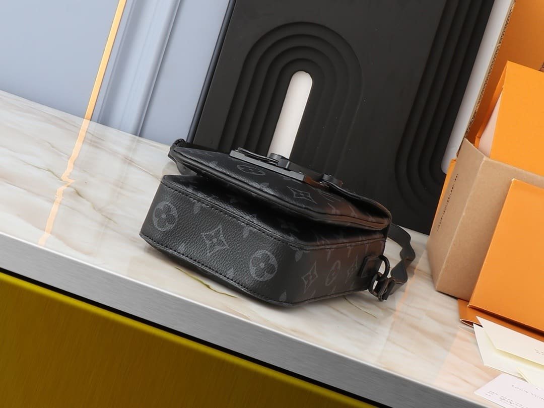 Louis Vuitton M82252 S-Lock Vertical Wearable Wallet