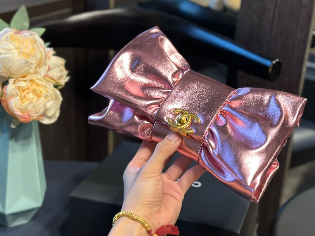 CHANEL Clutch Metallic Lambskin & Gold-Tone Metal Pink