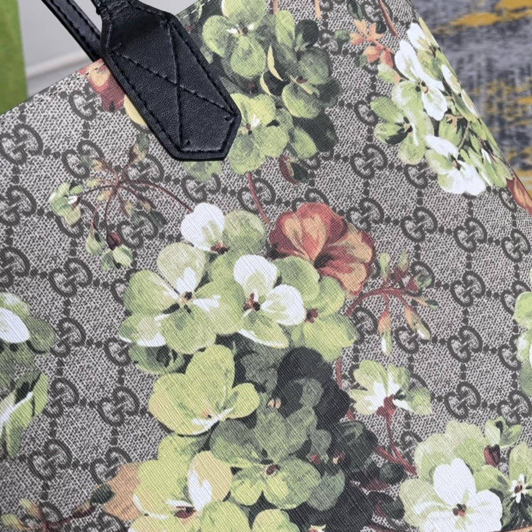 GUCCI  Supreme Monogram Blooms Medium Reversible Tote