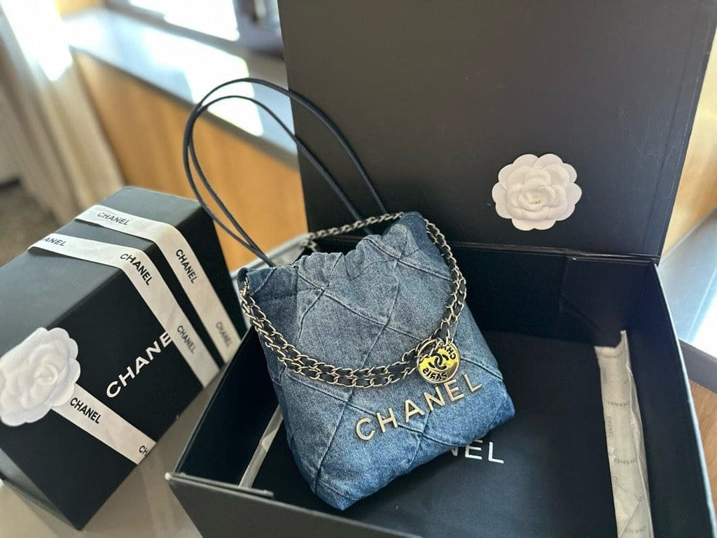 CHANEL 22 mini handbag