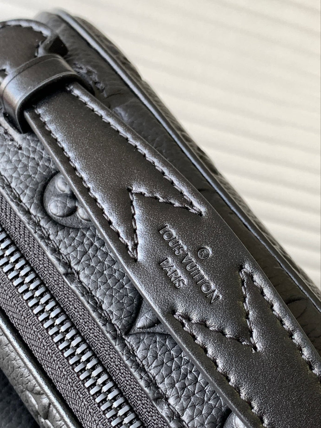 Louis Vuitton M58489 S Lock Messenger