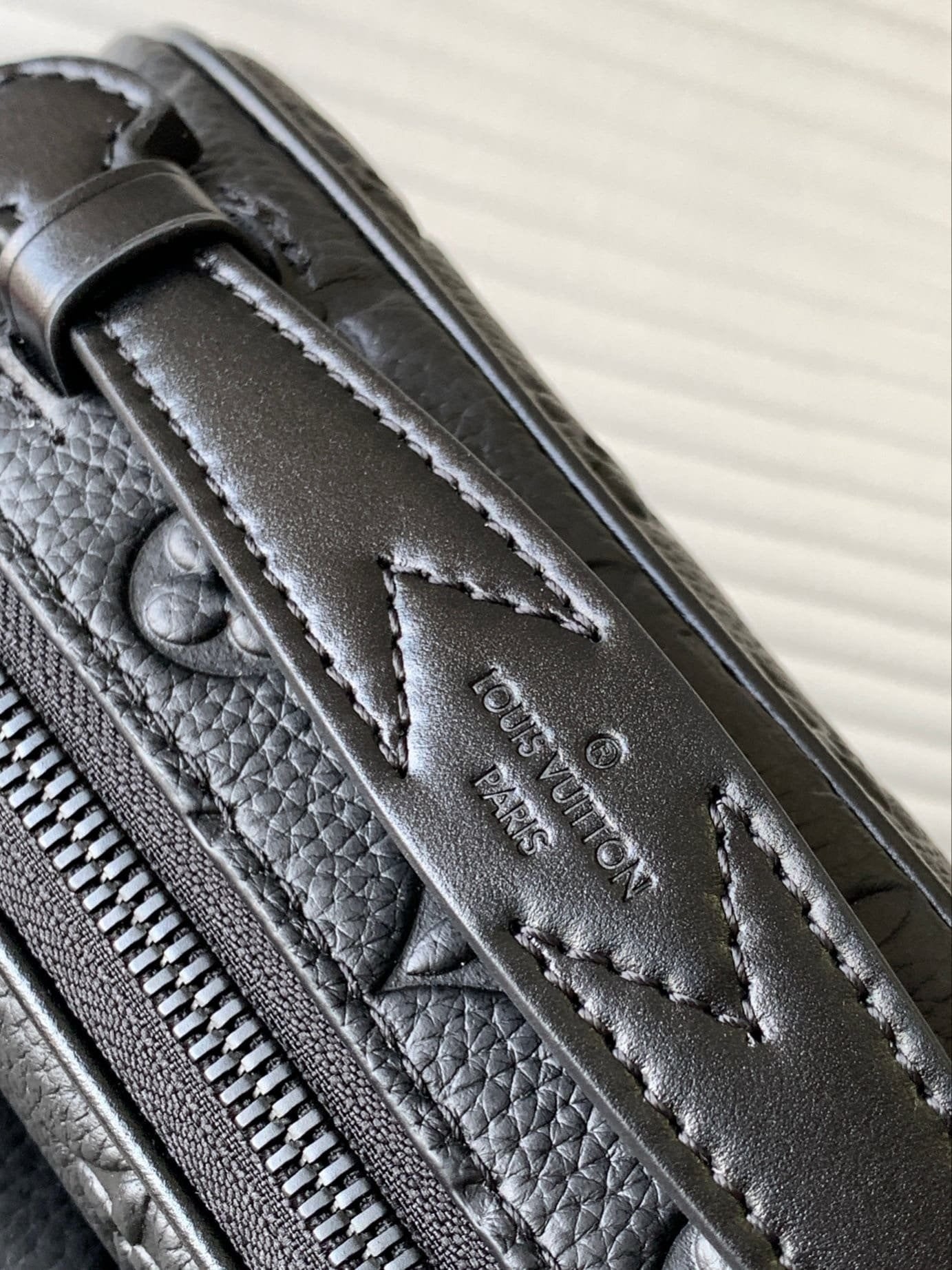 Louis Vuitton M58489 S Lock Messenger