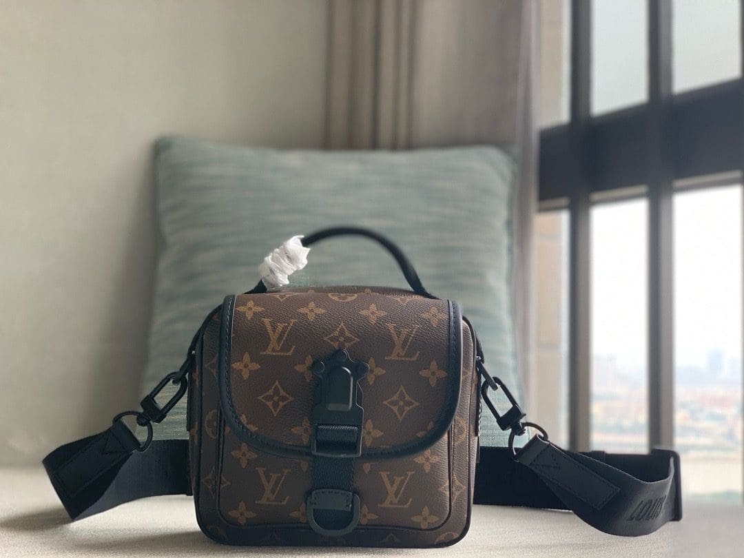 Louis Vuitton M46973 Quest Messenger