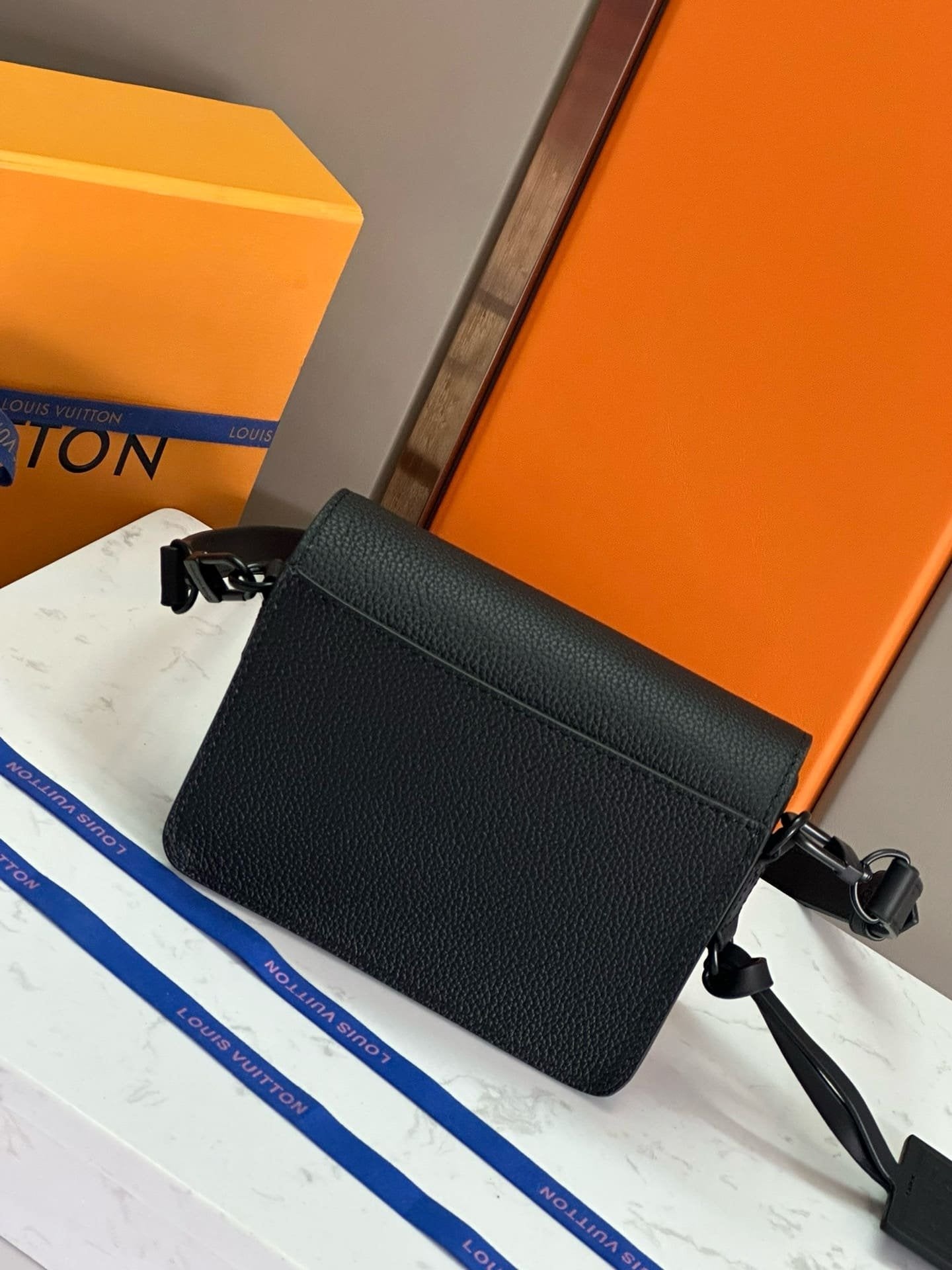 Louis Vuitton M82085 Fastline Wearable Wallet