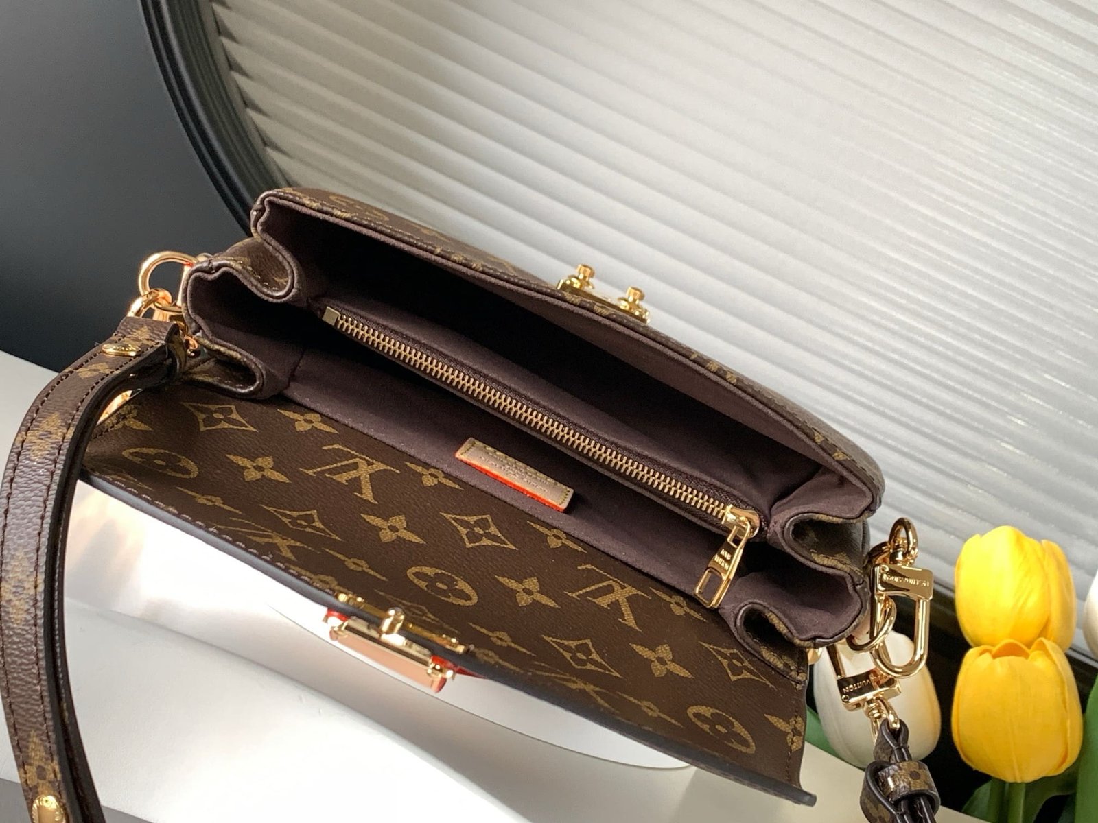 Louis Vuitton M46279 Pochette Métis East West