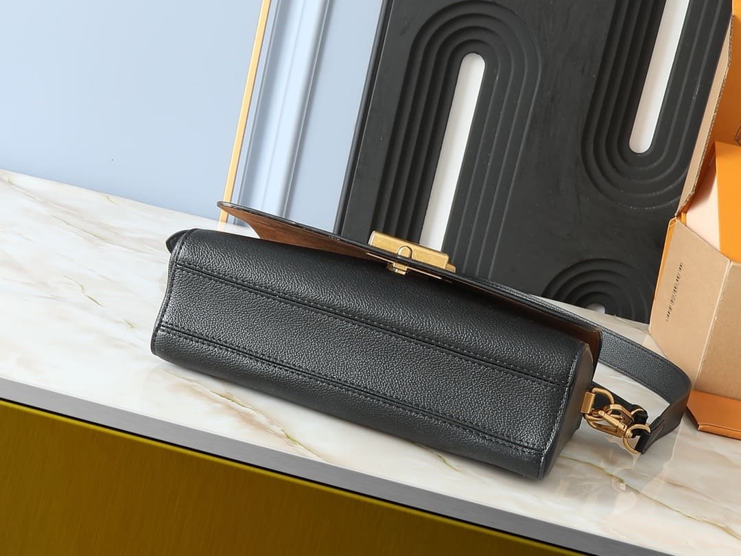 Louis Vuitton M24639 Soft Twist