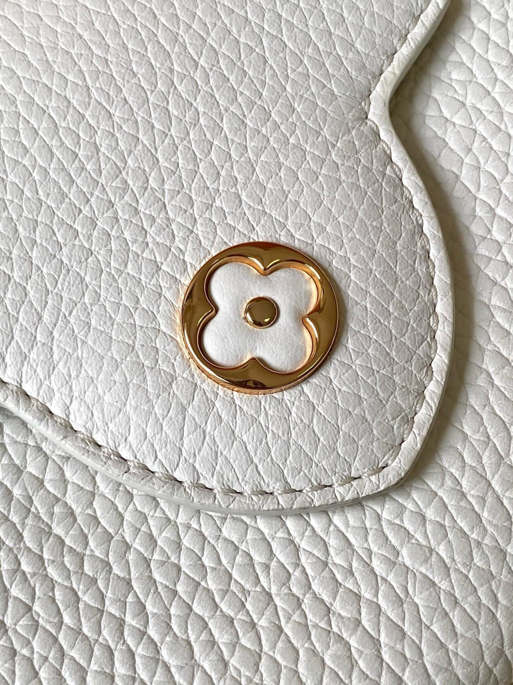 Louis Vuitton M23944 Capucines Mini