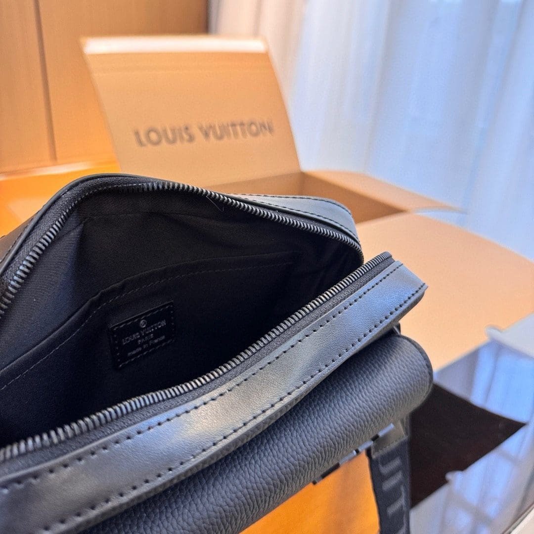 Louis Vuitton M22482 Fastline Messenger