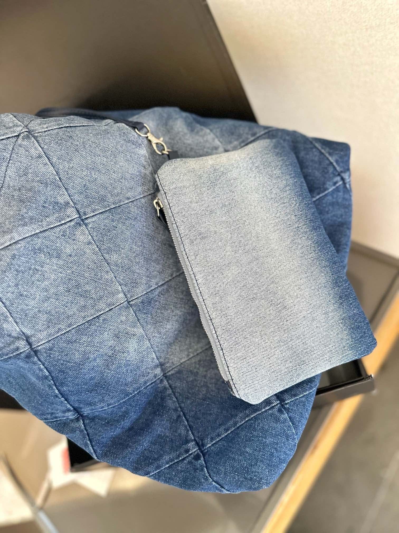 CHANEL 22 in denim small