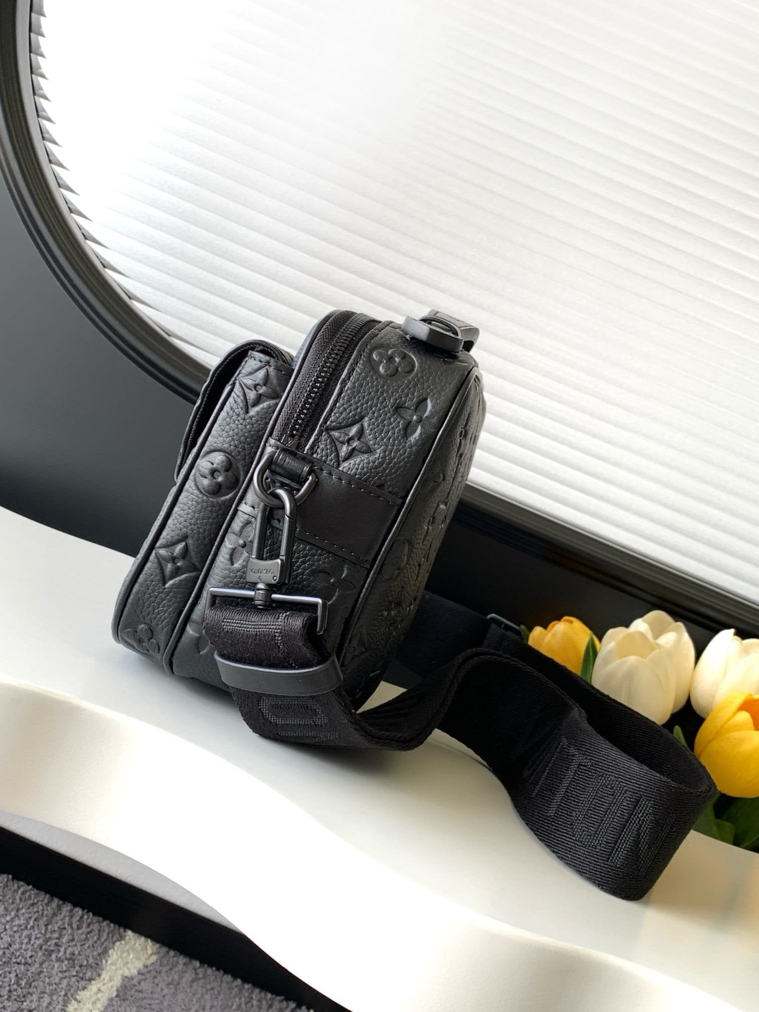Louis Vuitton M58489 S Lock Messenger