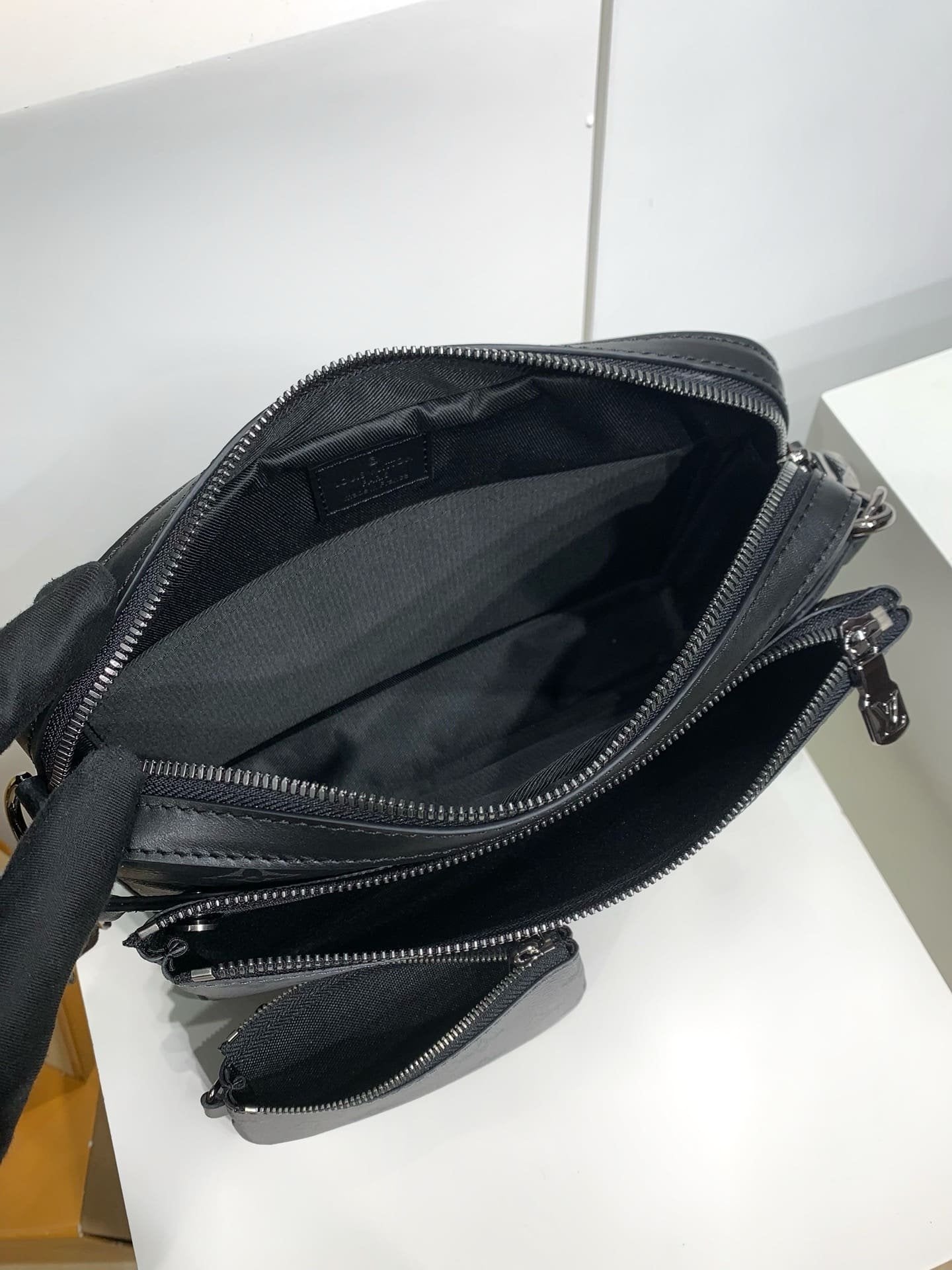 Louis Vuitton M69443 Trio Messenger