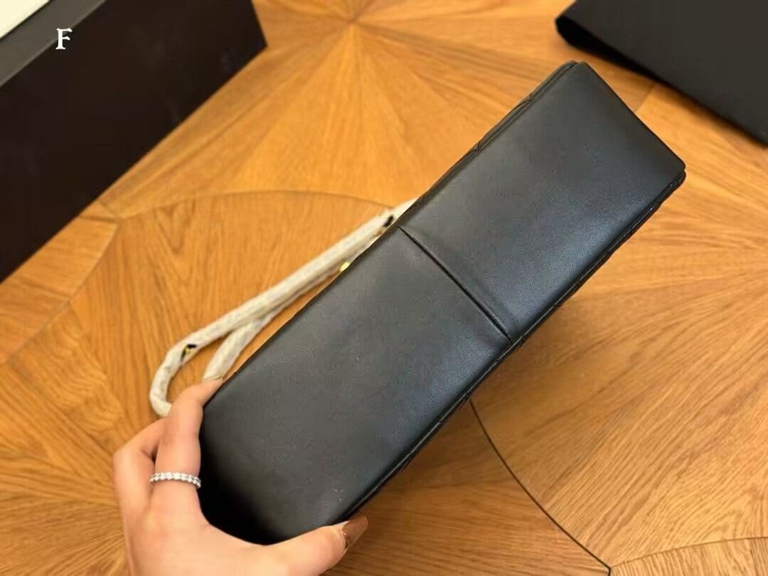CHANEL 1992 shoulder bag with flap top