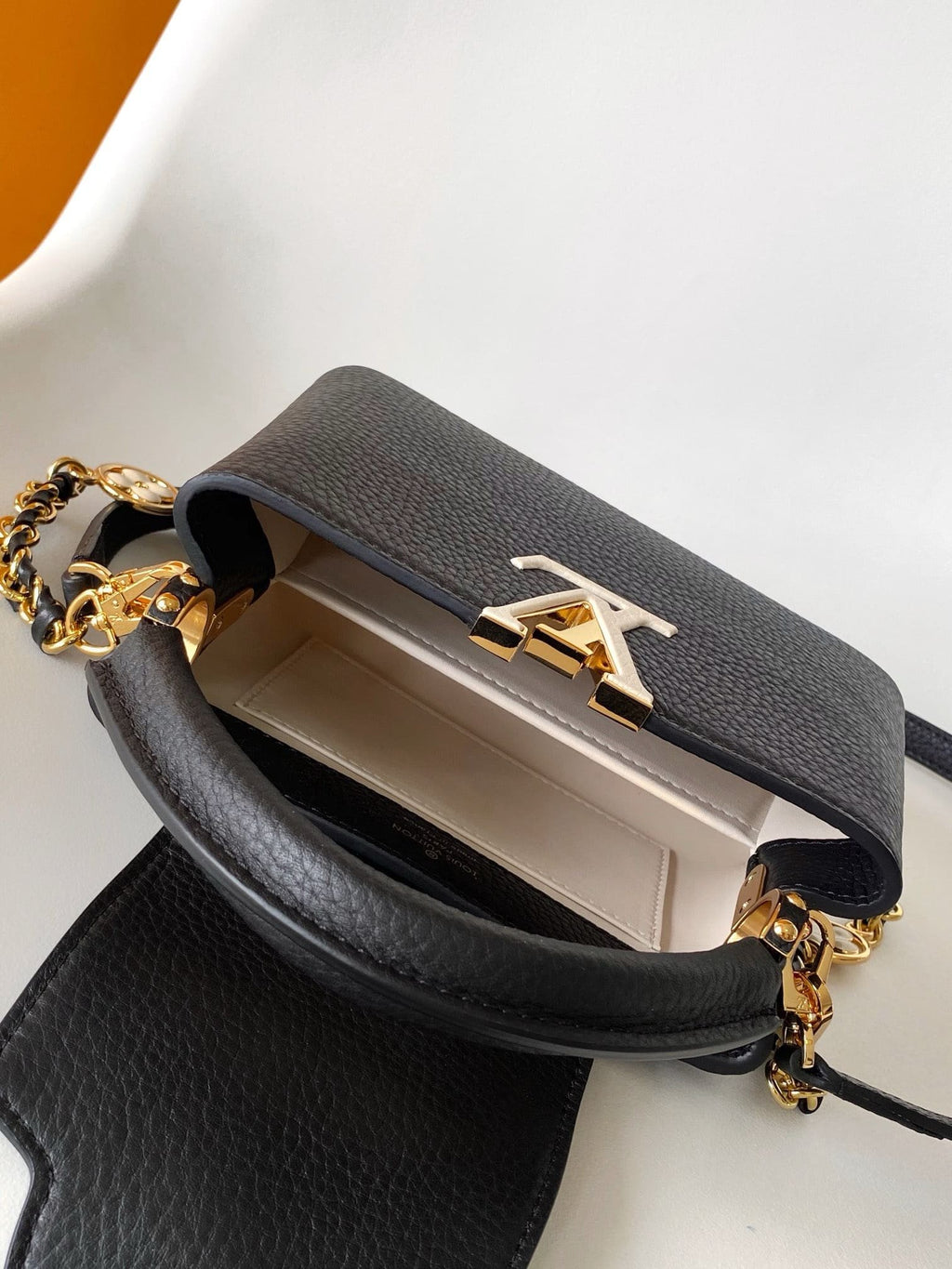 Louis Vuitton M23950 Capucines BB