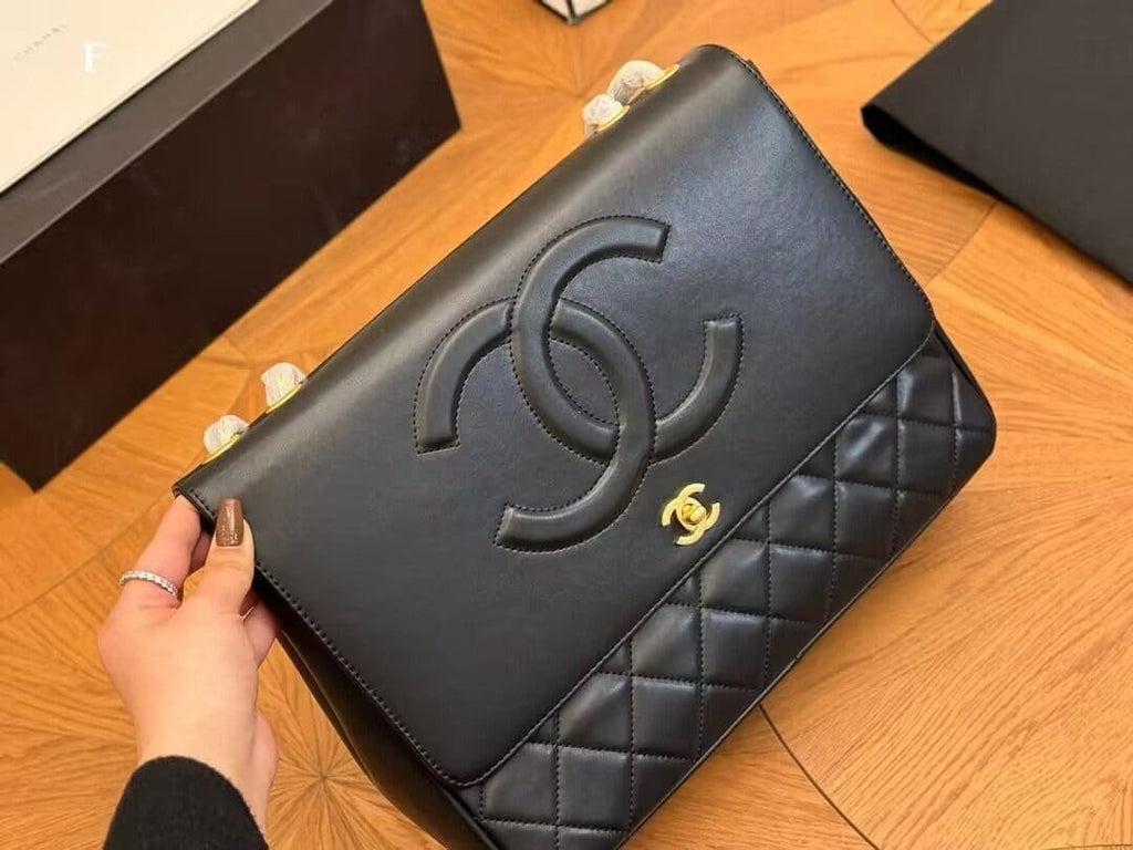 CHANEL 1992 shoulder bag with flap top