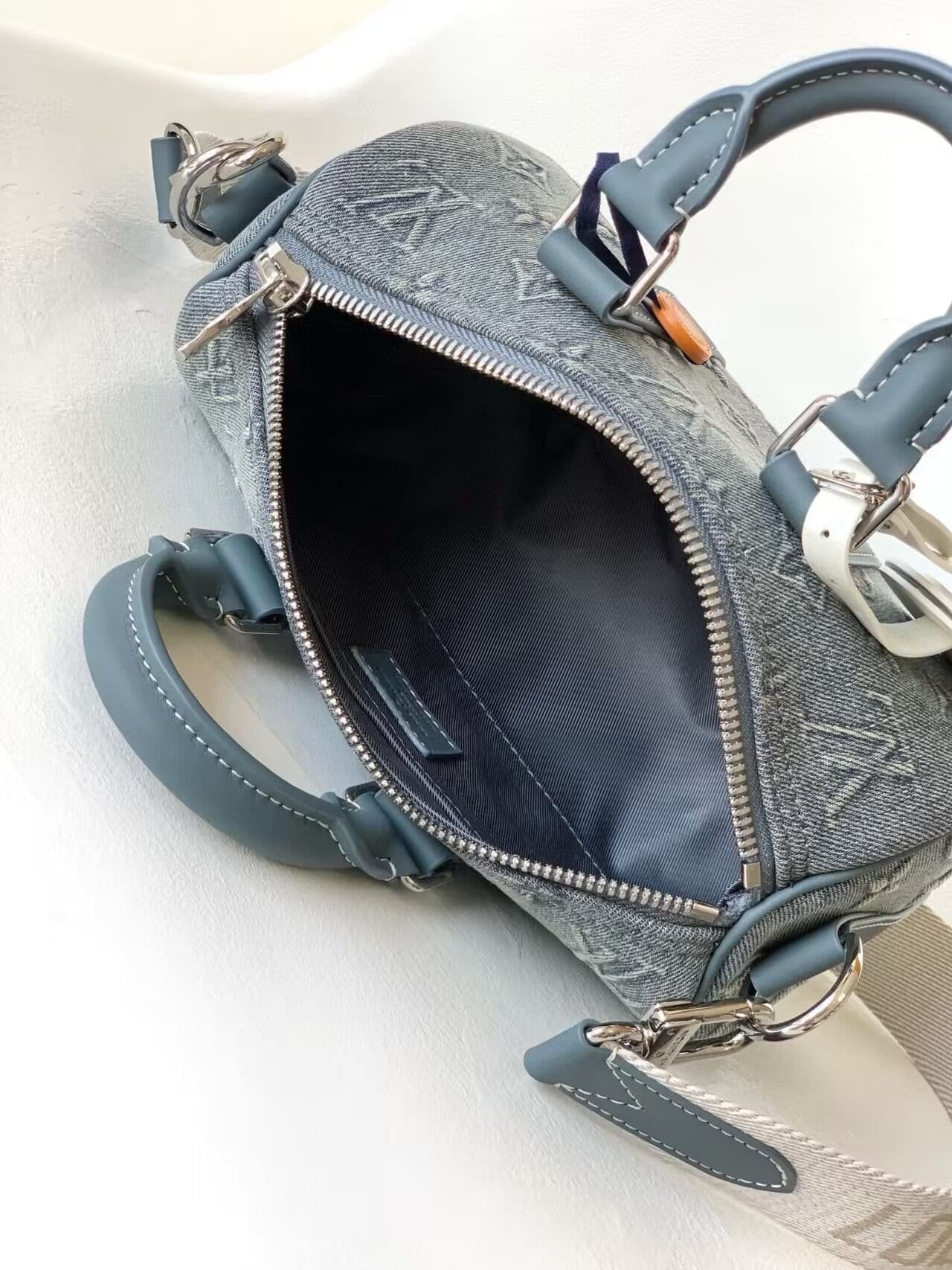 Louis Vuitton M22762 Keepall Bandoulière 25