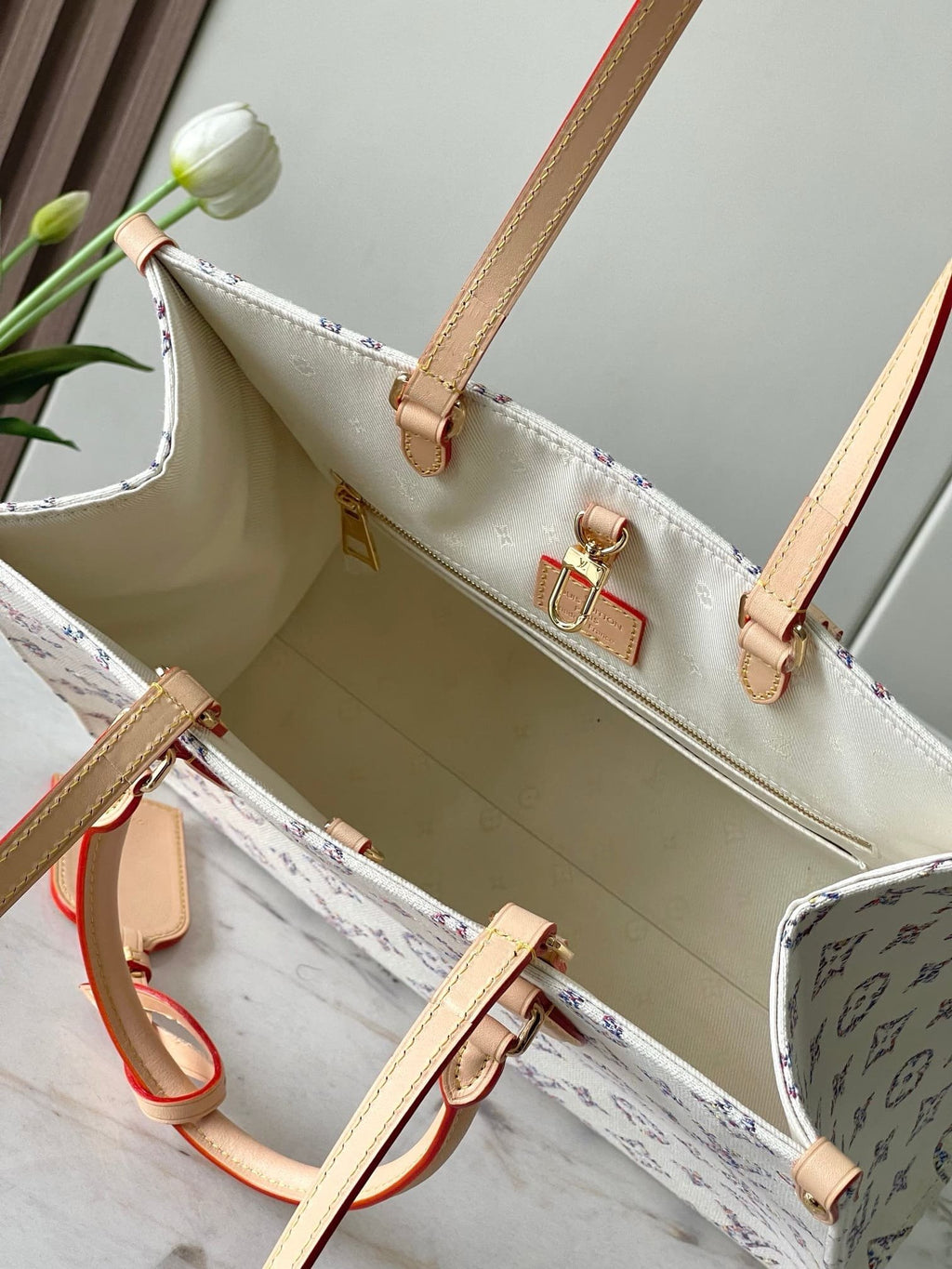 Louis Vuitton M24708 OnTheGo MM