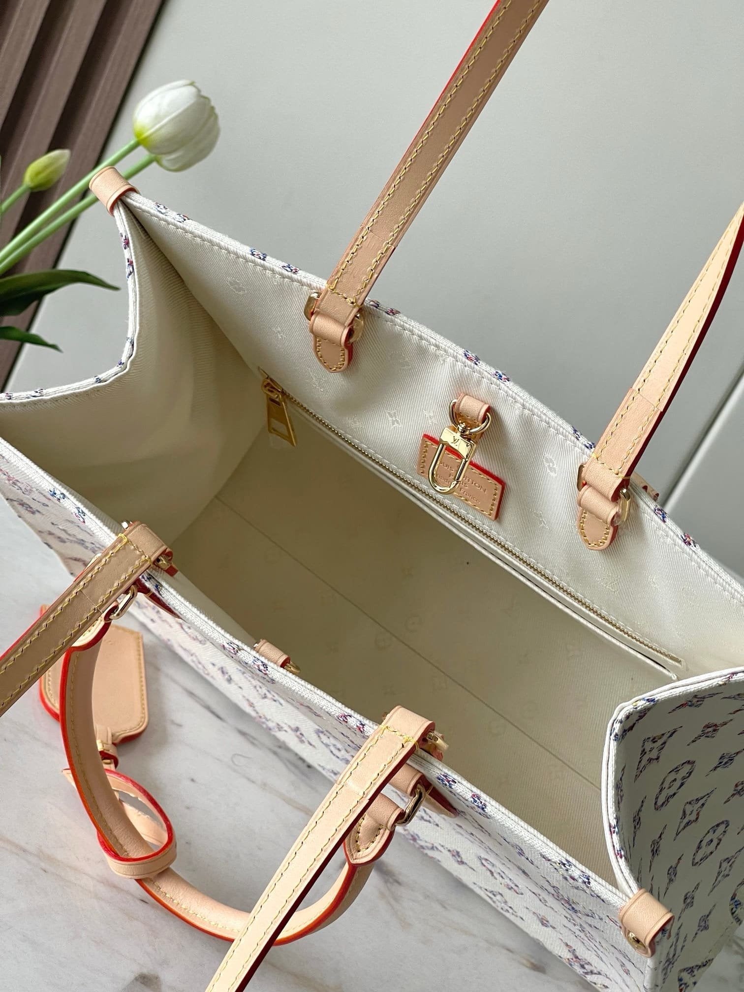 Louis Vuitton M24708 OnTheGo MM