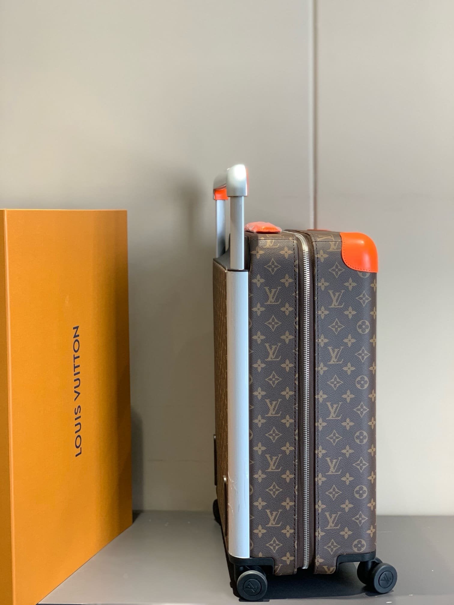 Louis Vuitton M46777 Horizon 55