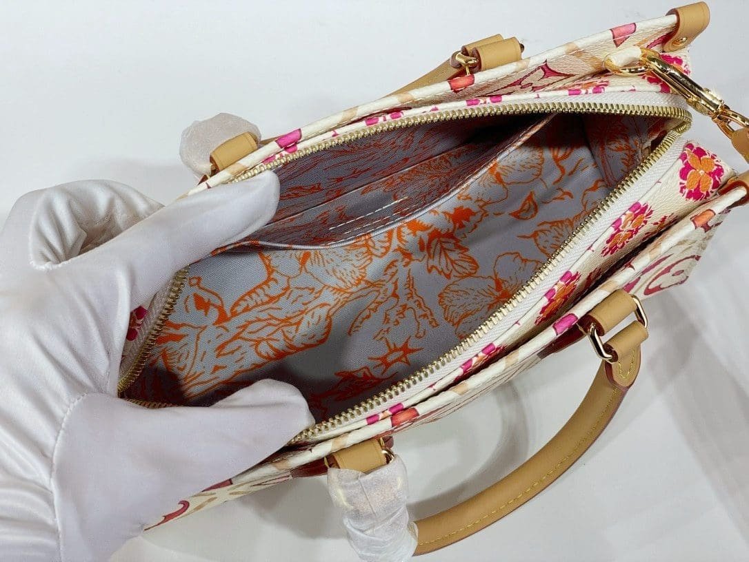 Louis Vuitton M25318 OnTheGo East West